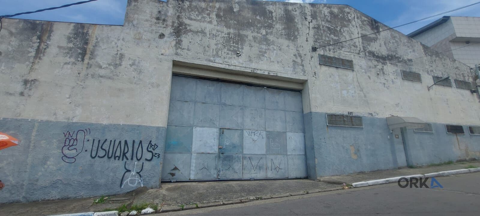 Galpão para aluguel e venda tem 1300m² com 6 salas, copa, entrada para Caminhão e Pé direito duplo