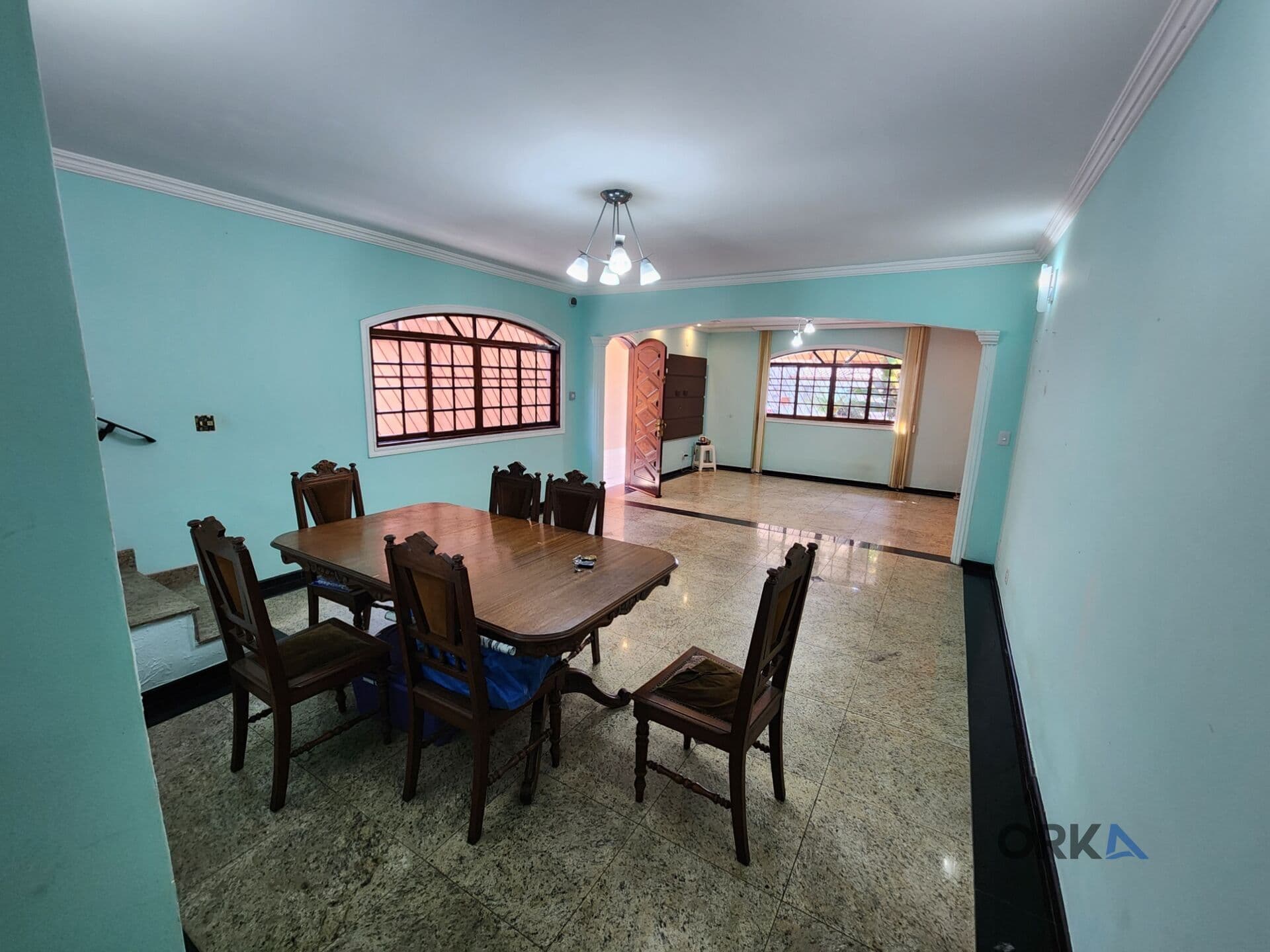 Sobrado Arejado e Amplo com 200m² - 3 Suítes e Churrasqueira