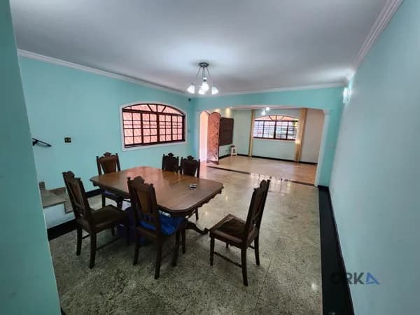 Sobrado Arejado e Amplo com 200m² - 3 Suítes e Churrasqueira