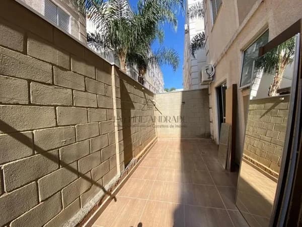 Apartamento térreo com quintal à venda no Condomínio Parque Reino da Inglaterra bairro Jardim Manoel Penna ao lado do Novo Shopping.