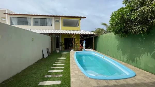 🏠 Casa Geminada Decorada à Venda – 3 Quartos (2 Suítes) – Lado Praia – R$ 700.000