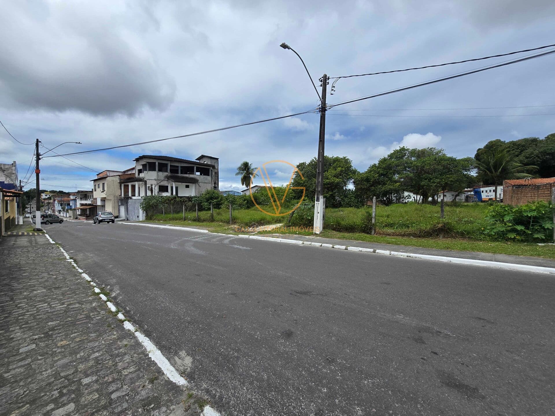 Área Comercial/Residencial no Centro de Dias d'Ávila: até 1.196 m² de Oportunidade