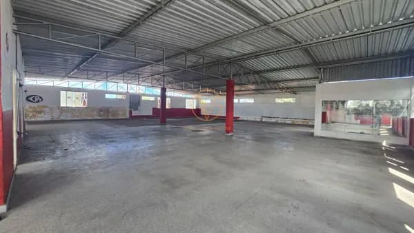 Salão Comercial com 455m² para Alugar no Centro de Dias d'Ávila – Rua Getúlio Vargas