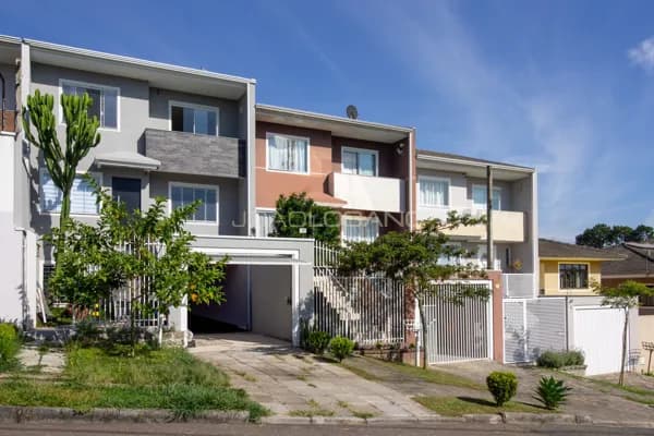Sobrado 200m² com 2 Suítes Piscina e Churrasqueira no Bairro Alto Curitiba