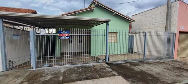 Aluga-se casa no bairro Centro