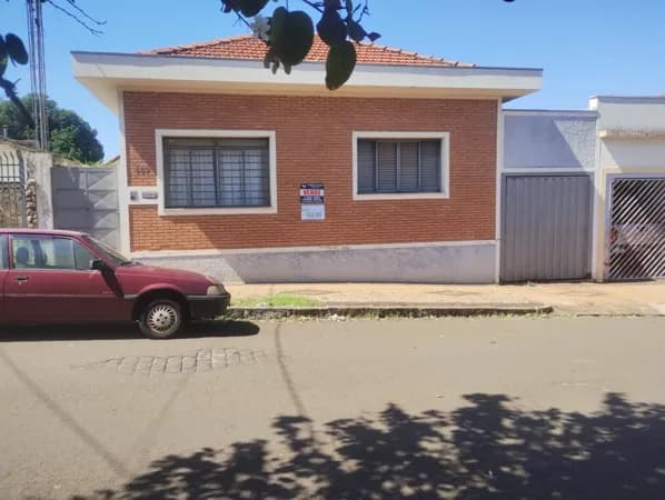 VENDE-SE NO CENTRO DE PIASSUNUNGA