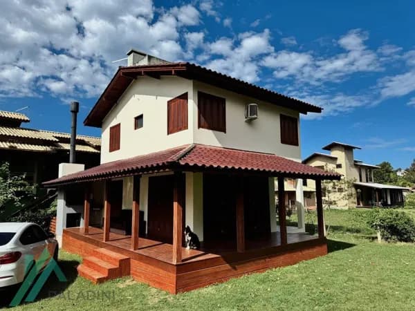Casa à Venda na Praia do Rosa, Imbituba/SC com 3 Dormitórios e Terreno Amplo