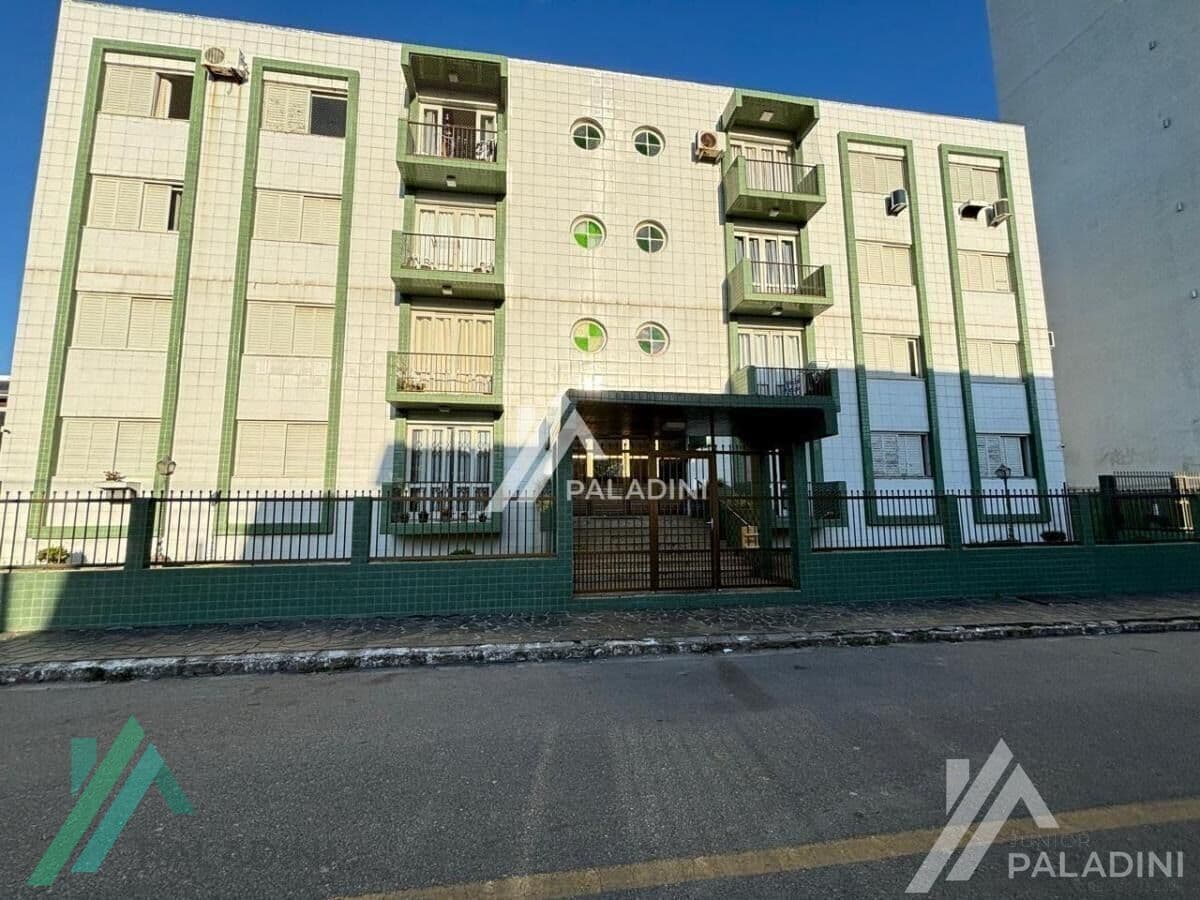 Apartamento mobiliado à venda em Imbituba – Closet sob medida, sacada e vaga coberta