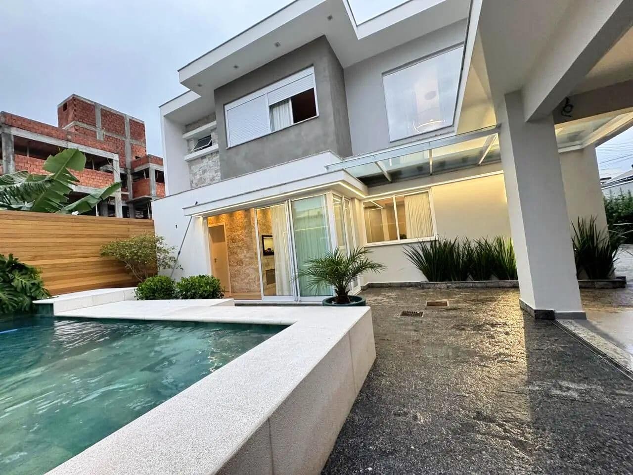 Venda casa de alto padrão no Village, Imbituba — mobiliada, 3 suítes e perto da Praia da Vila