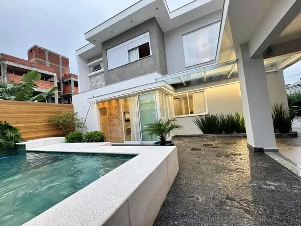 Venda casa de alto padrão no Village, Imbituba — mobiliada, 3 suítes e perto da Praia da Vila