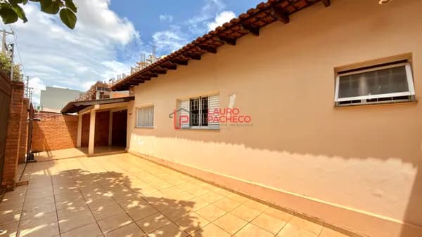 Casa no Centro de Rolândia com Forte Potencial Comercial com 182 m² e Terreno de 300 m²