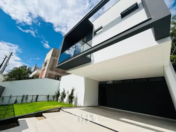 Casa alto padrão com 4 suítes no Centro de Jaraguá do Sul – 248m² privativos