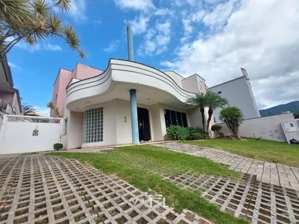Casa Comercial Totalmente Reformada no Centro de Jaraguá do Sul – Estrutura Completa para Clínica ou Empresa