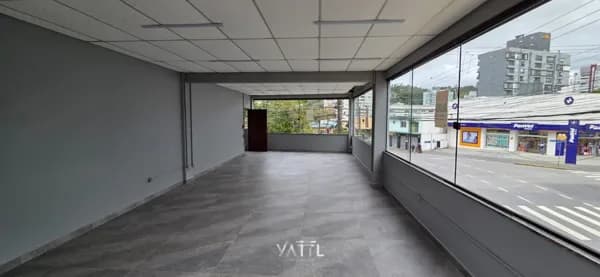 Aluga-se sala comercial no bairro Centro em Jaraguá do Sul-SC.