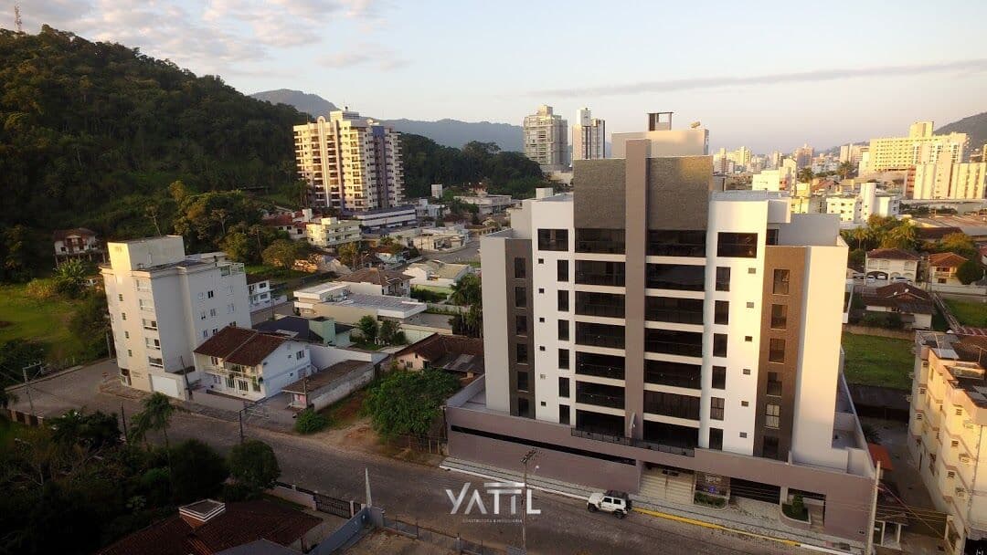 Cobertura Duplex Alto Padrão no Centro de Jaraguá do Sul – Uma Casa Suspensa com 4 Suítes