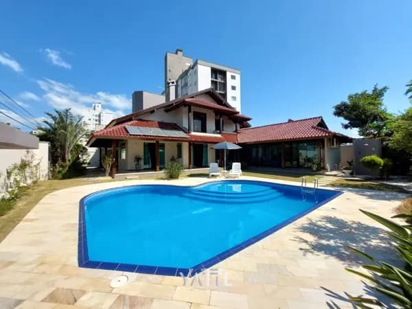 Casa com 428m² privativos e piscina - Vila Nova - Jaraguá do Sul/SC