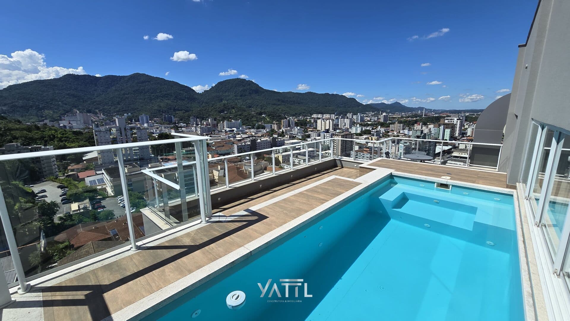 Cobertura duplex no Residencial Vittatus, Centro de Jaraguá do Sul, 3 suítes, piscina privativa, mobiliada, climatizada e 4 vagas com infra para carro elétrico!