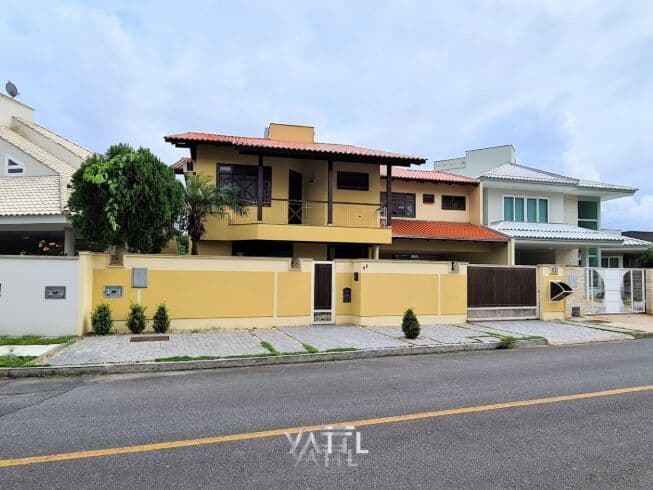 Casa ampla e elegante com 8 dormitórios (4 suítes) na Vila Nova — Jaraguá do Sul