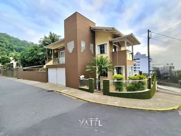 Linda casa de esquina com piscina - Vila Nova - Jaraguá do Sul/SC