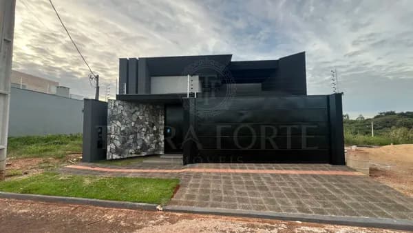 Residência Rochedo: Casa Inteligente com 3 Suítes e Piscina