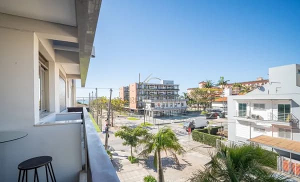 Leveza e conforto neste apartamento em Jurerê