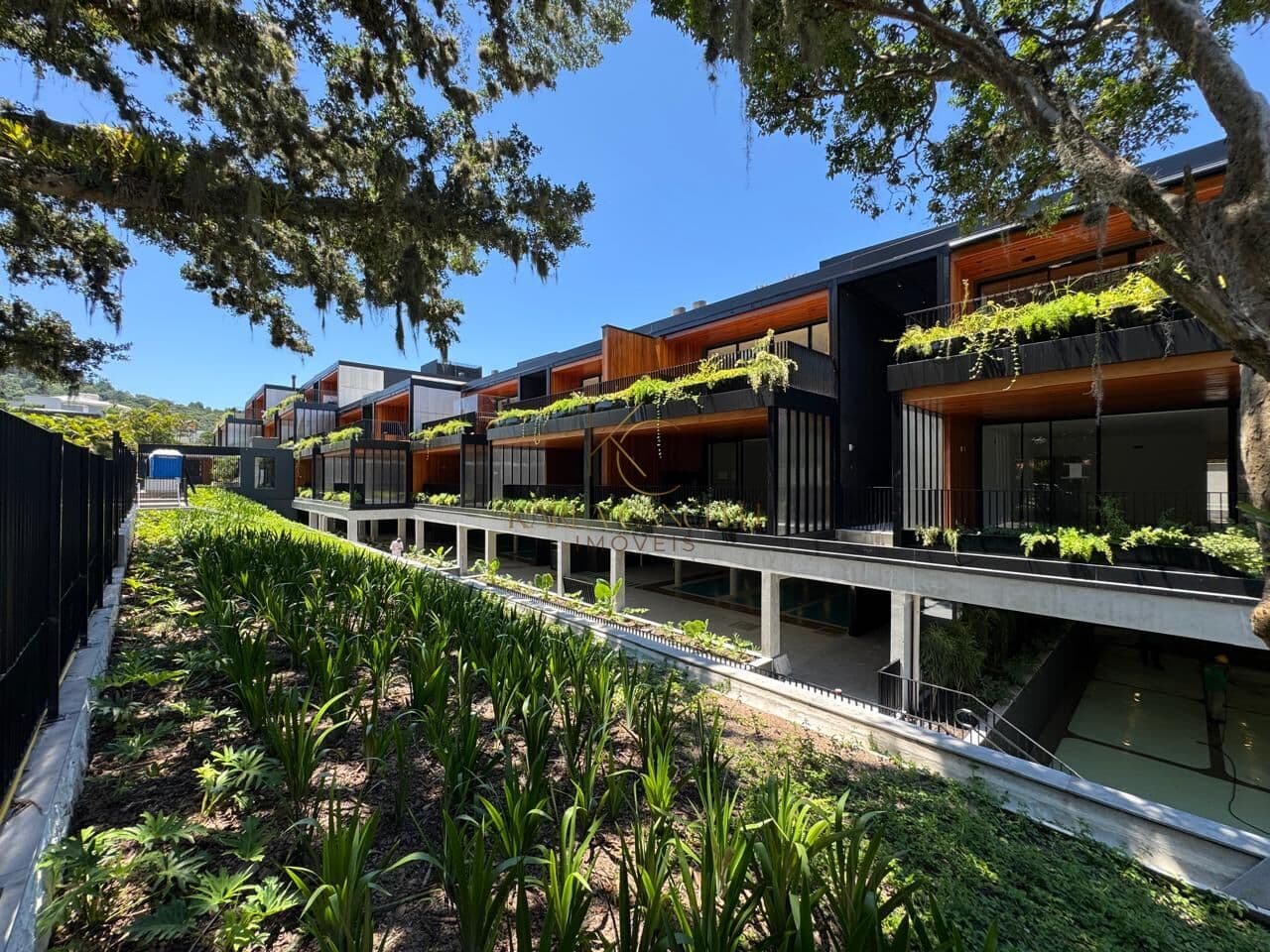 Apartamento de 2 e 3 suites e 4 dormitórios sendo 2 suítes em Cacupé