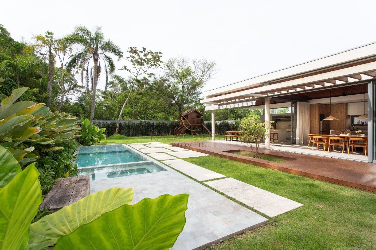 Casa Mobiliada em Condomínio Fechado na Cachoeira do Bom Jesus | A 300 m do Mar