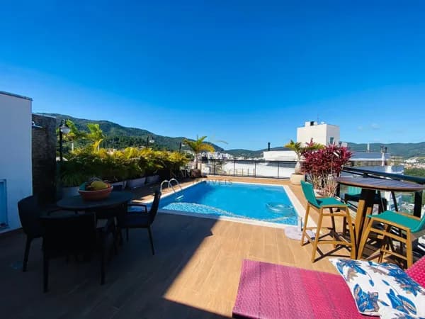 Uma casa suspensa no Itacorubi — onde viver bem ganha um novo significado