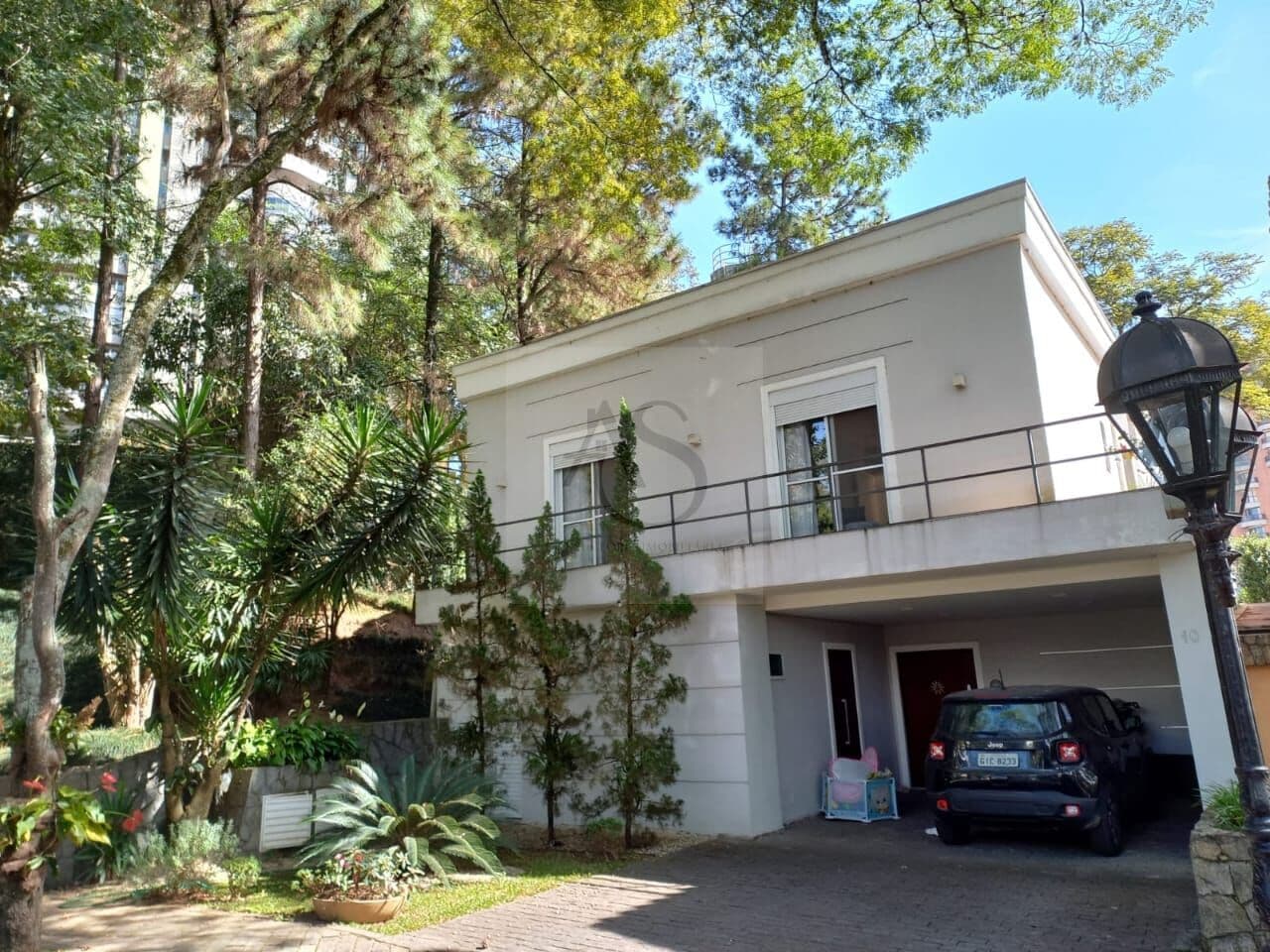 Casa Padrão, reformada, energia solar, condomínio fechado, 470 m2, 4 suítes