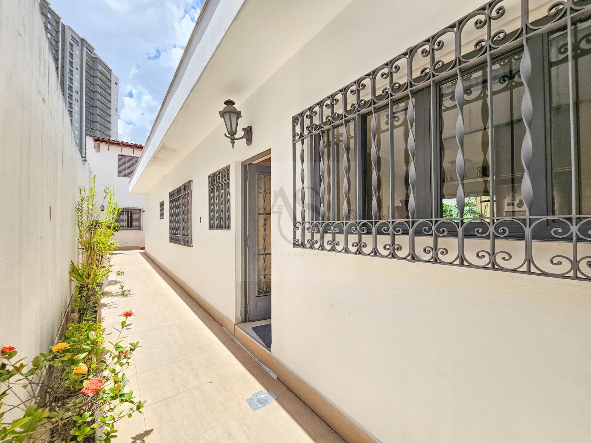 Casa Térrea, 272 área construída, 3 quartos, 1 suíte, 4 vagas, Mirandópolis