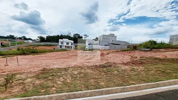 Terreno Plano à Venda – Oportunidade Imperdível em Condomínio Fechado!