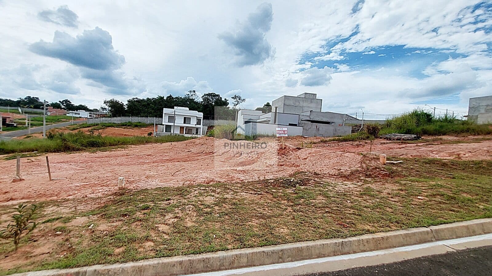 Terreno Plano à Venda – Oportunidade Imperdível em Condomínio Fechado!