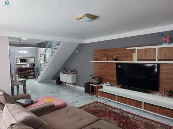 Casa Padrão para Venda em Centro Araçariguama-SP
