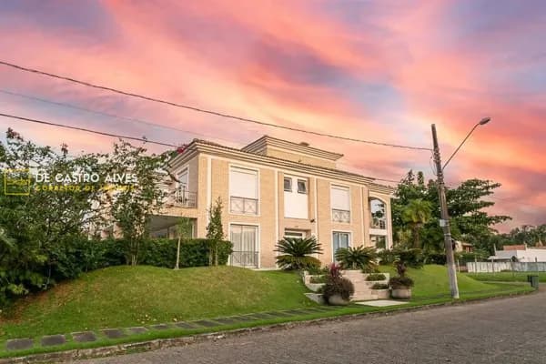 Casa com 6 suítes em Jurere Internacional