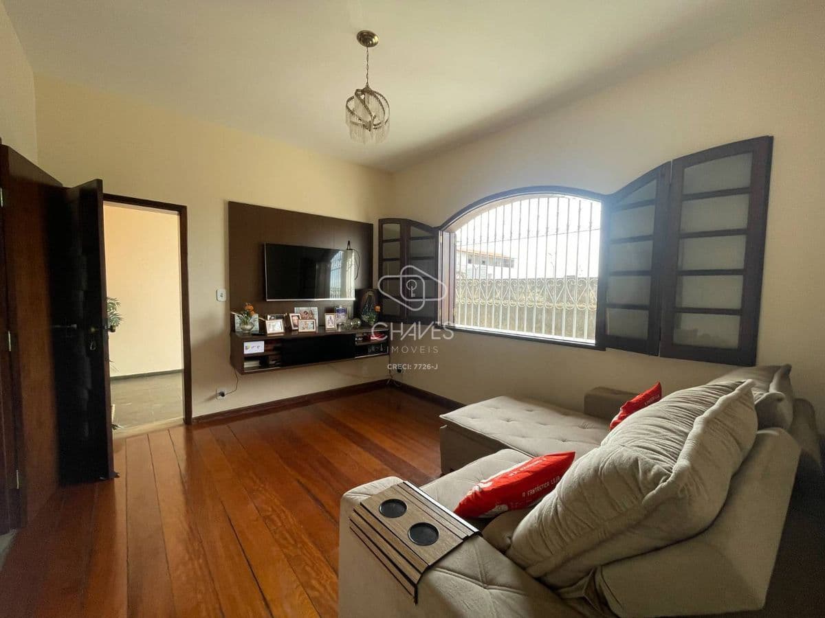 Casa à Venda no Bairro Queluz com 4 Quartos