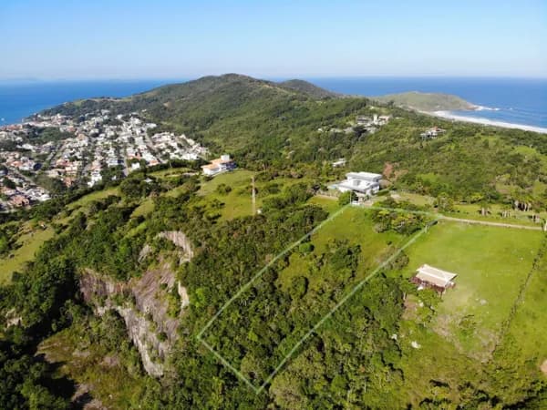 Lindo terreno no morro da Silveira com vista do mar e da lagoa