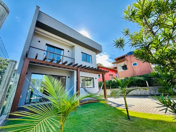 Uma bela casa à venda na Praia do Rosa com 3 dormitórios com amplo terreno de 585m2