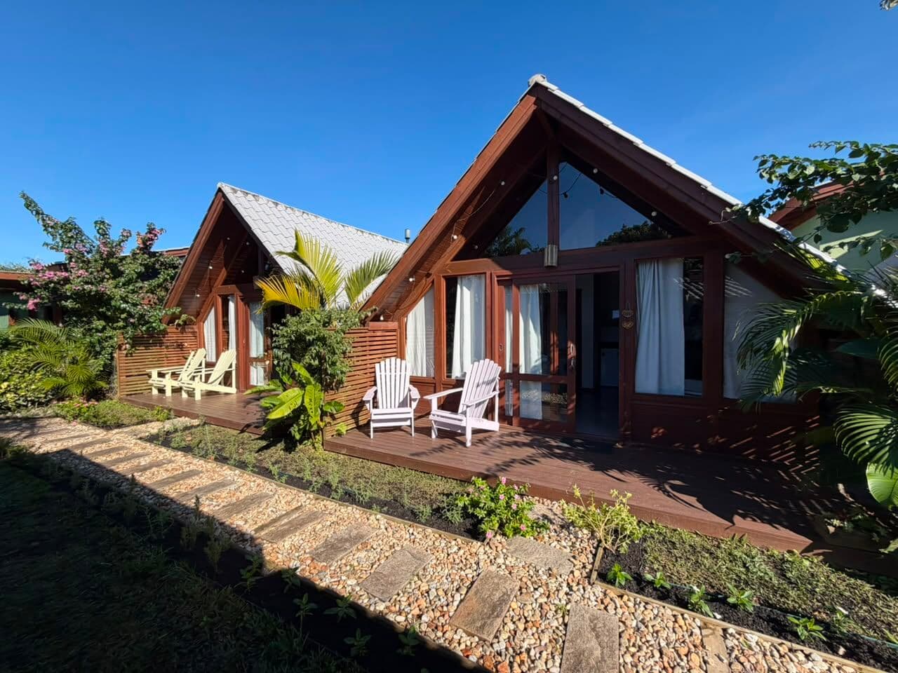 Pousada completa e charmosa na Praia do Rosa com 4 cabanas e uma casa principal com 2 dormitórios
