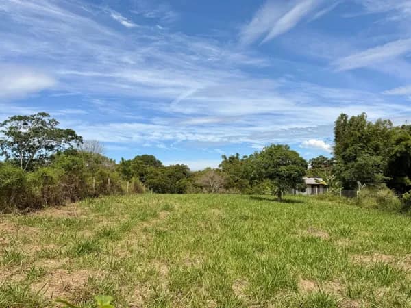 Amplo terreno com Escritura Pública na Praia do Rosa a 200m da lagoa
