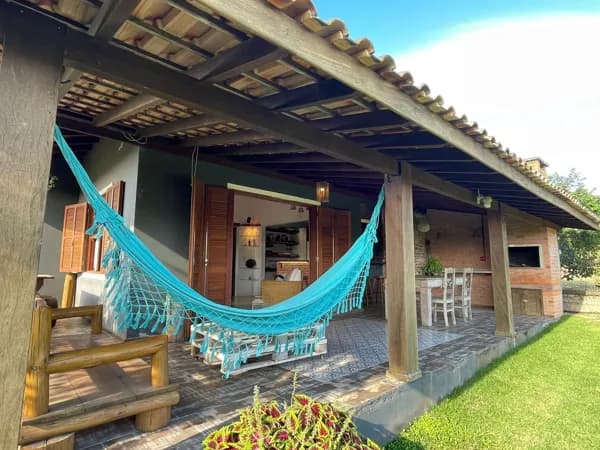 Casa à venda na Praia do Rosa próximo ao centrinho.