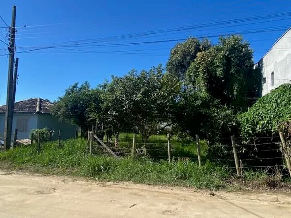 Belo terreno na Praia do Rosa em ótima localização