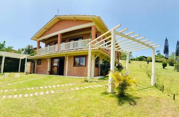 Casa à venda na Avenida Central da Praia do Rosa com lote de 600m2.