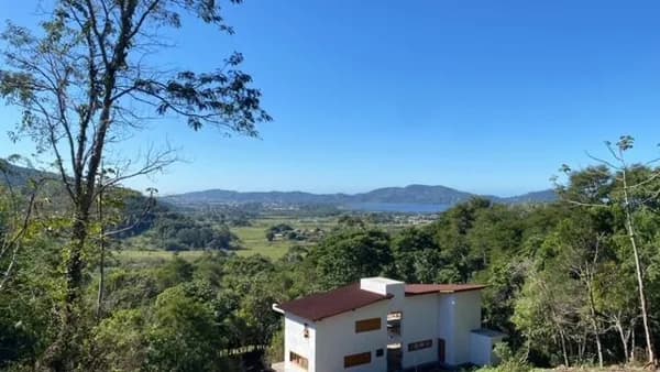 Terrenos em condomínio no morro da Encantada com linda vista da lagoa