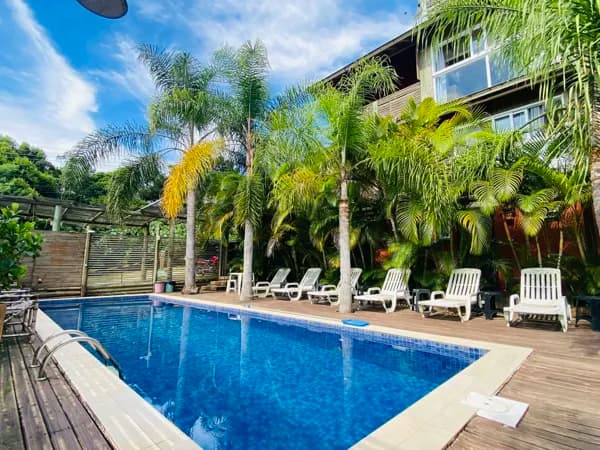 Linda Pousada à venda na Praia do Rosa com 9 suites estilo loft, no centrinho, a caminho da Praia.