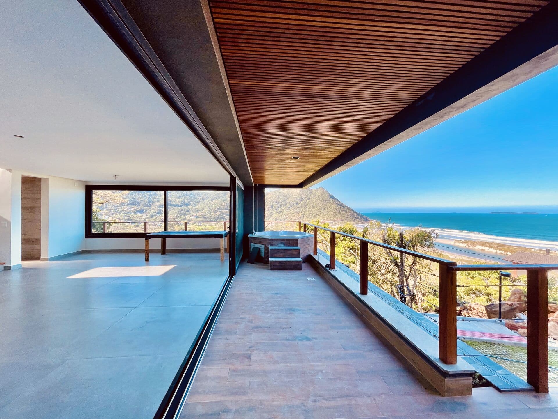 Casa alto padrão em Garopaba em um pequeno condomínio com vista mar