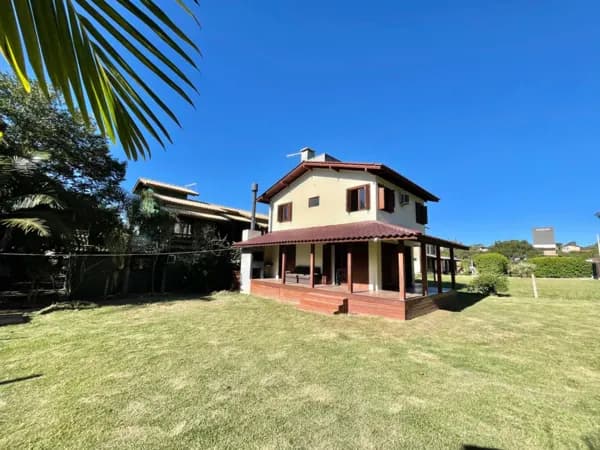 Casa à venda na região central da Praia do Rosa