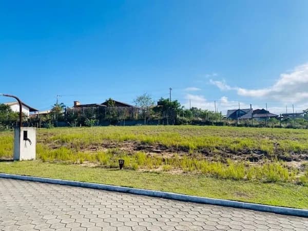 Lote com vista em condomínio na região central da Praia do Rosa