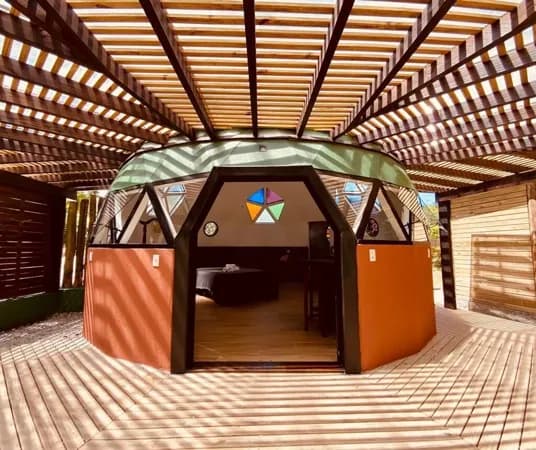 Imóvel na Encantada com 2 cabanas em área de 1.200m2 na beira do riacho
