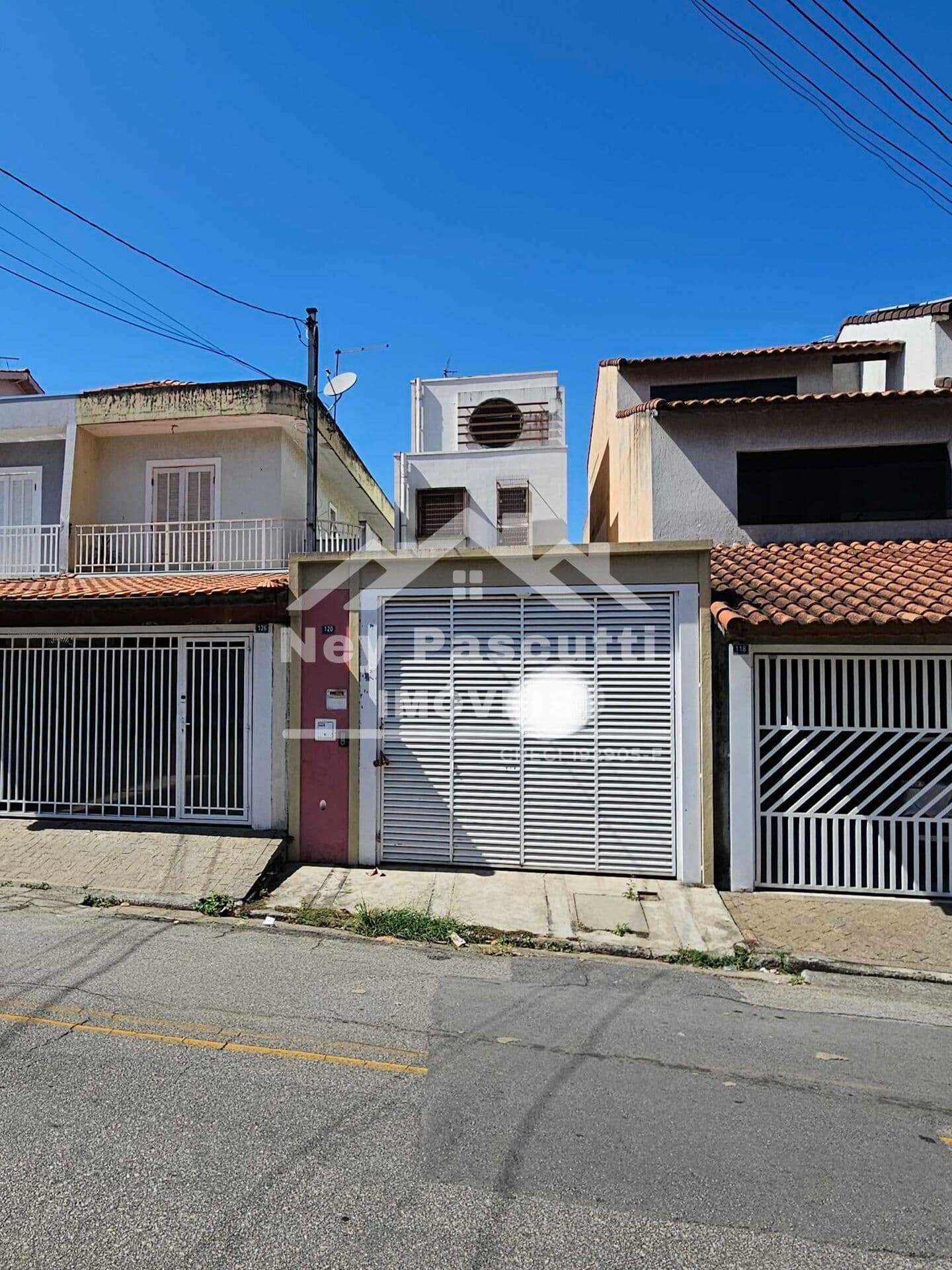Casa a venda asobradada.
