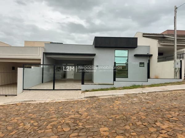 Casa nova - com 3 dormitórios - 3km do Centro